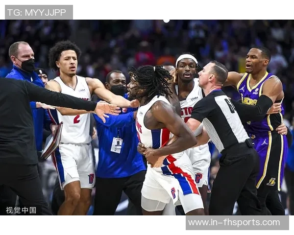 拳击赛现场火药味十足马威与老六激烈对抗被驱逐引发热议